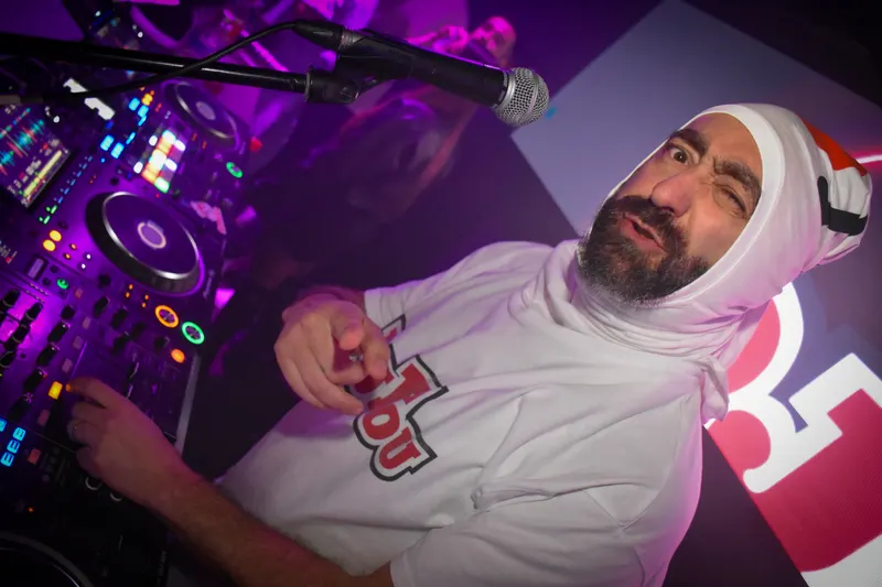Couverture du reportage DJ Fou - Carrément Tubes 🎵